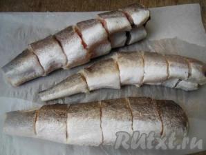 Хек, тушеный в томатном соусе с луком и морковкой